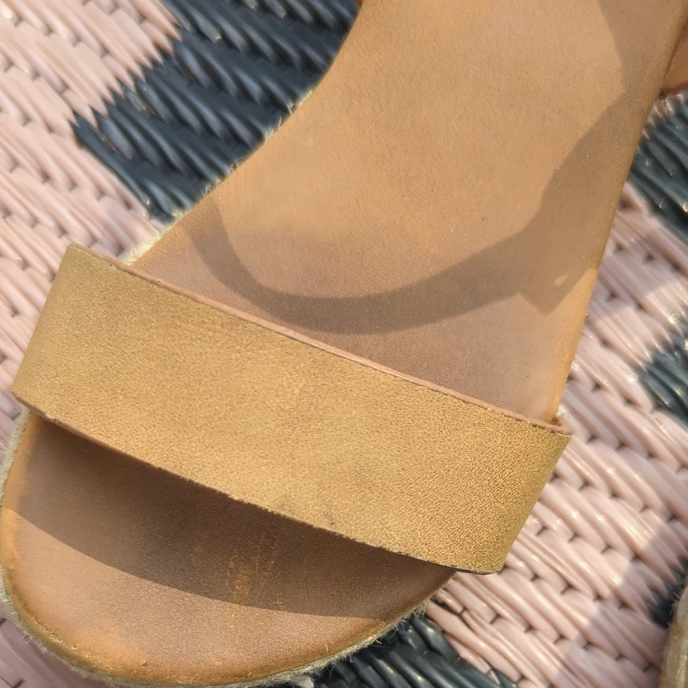 Girls Tan Sandals Woven Platform Bottoms Size 8